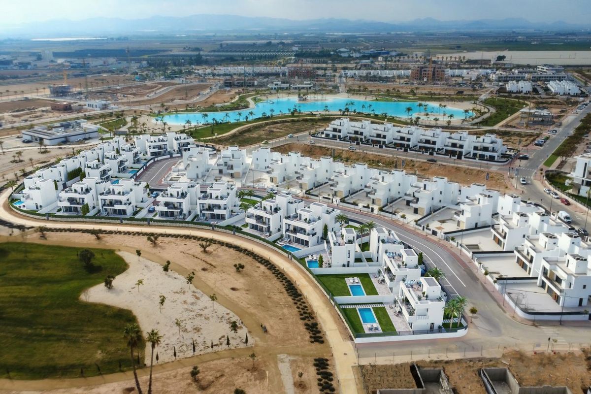 Luchtfoto van villa's en groene ruimtes rond zwembaden in Torre Pacheco, Costa Calida.