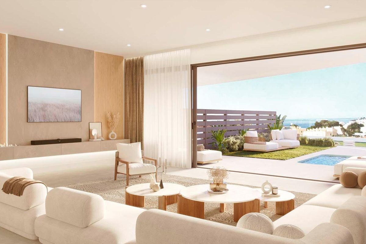 Ruime woonkamer met moderne inrichting en toegang tot buiten, met uitzicht in Fuengirola, perfect voor gezinnen.