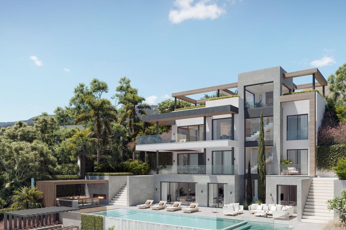 Heldere villa-exterieur met meerdere terrassen en groot zwembadgebied, gelegen in het schilderachtige Mijas.