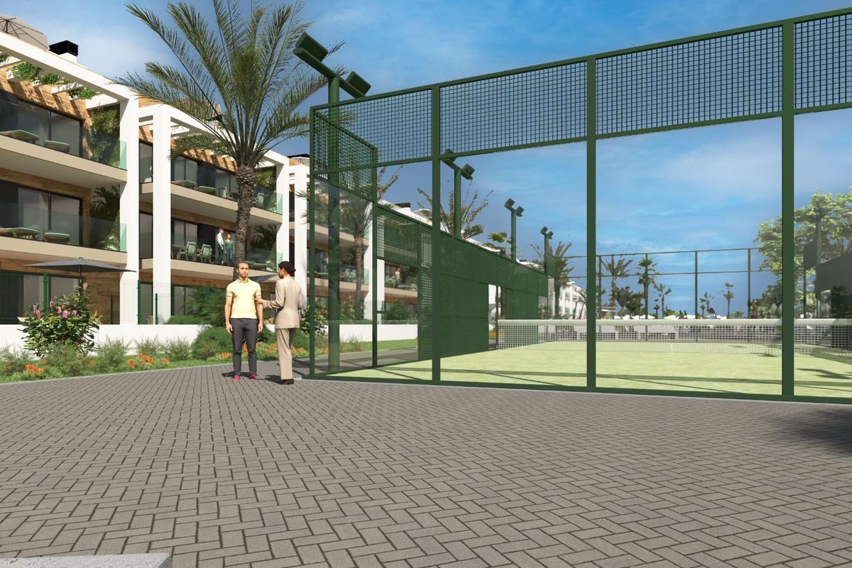 Tennisbaan binnen een wooncomplex omringd door moderne appartementen in Los Alcazares, Costa Calida.