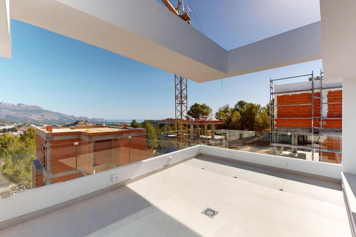 Terras met panoramisch uitzicht op de bergen vanuit een villa met 3 slaapkamers in Polop, Costa Blanca Noord.