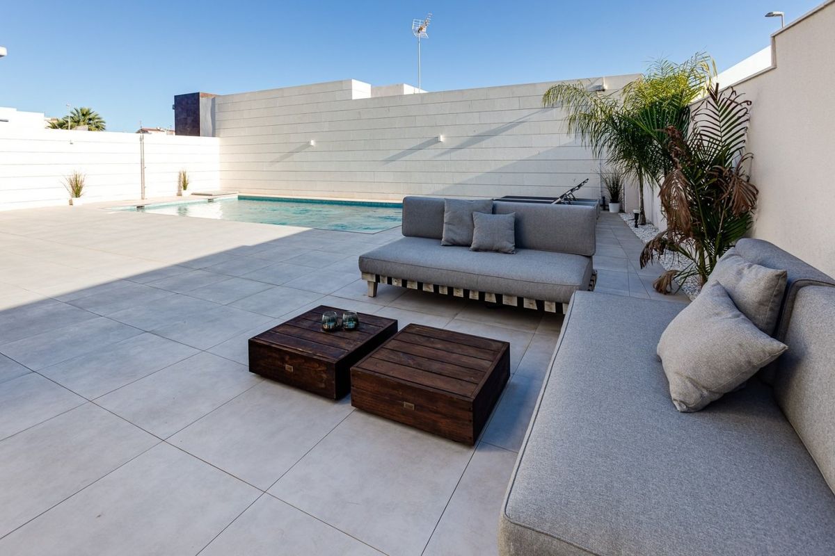 Stijlvol zitgedeelte bij het zwembad van een luxe villa met 3 slaapkamers in Pilar de La Horadada, ideaal om buiten te loungen.