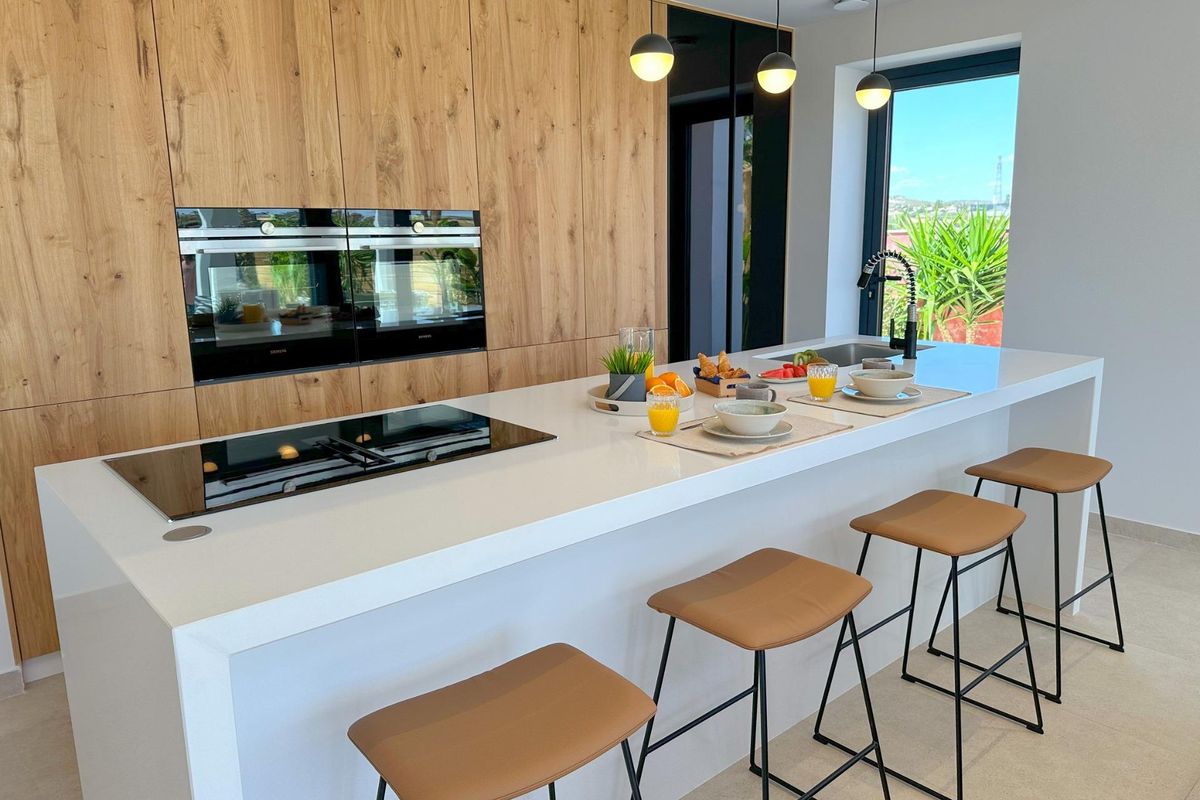 Stijlvolle keuken met moderne apparaten in een villa in Cuevas Del Almanzora, ideaal voor kookliefhebbers.