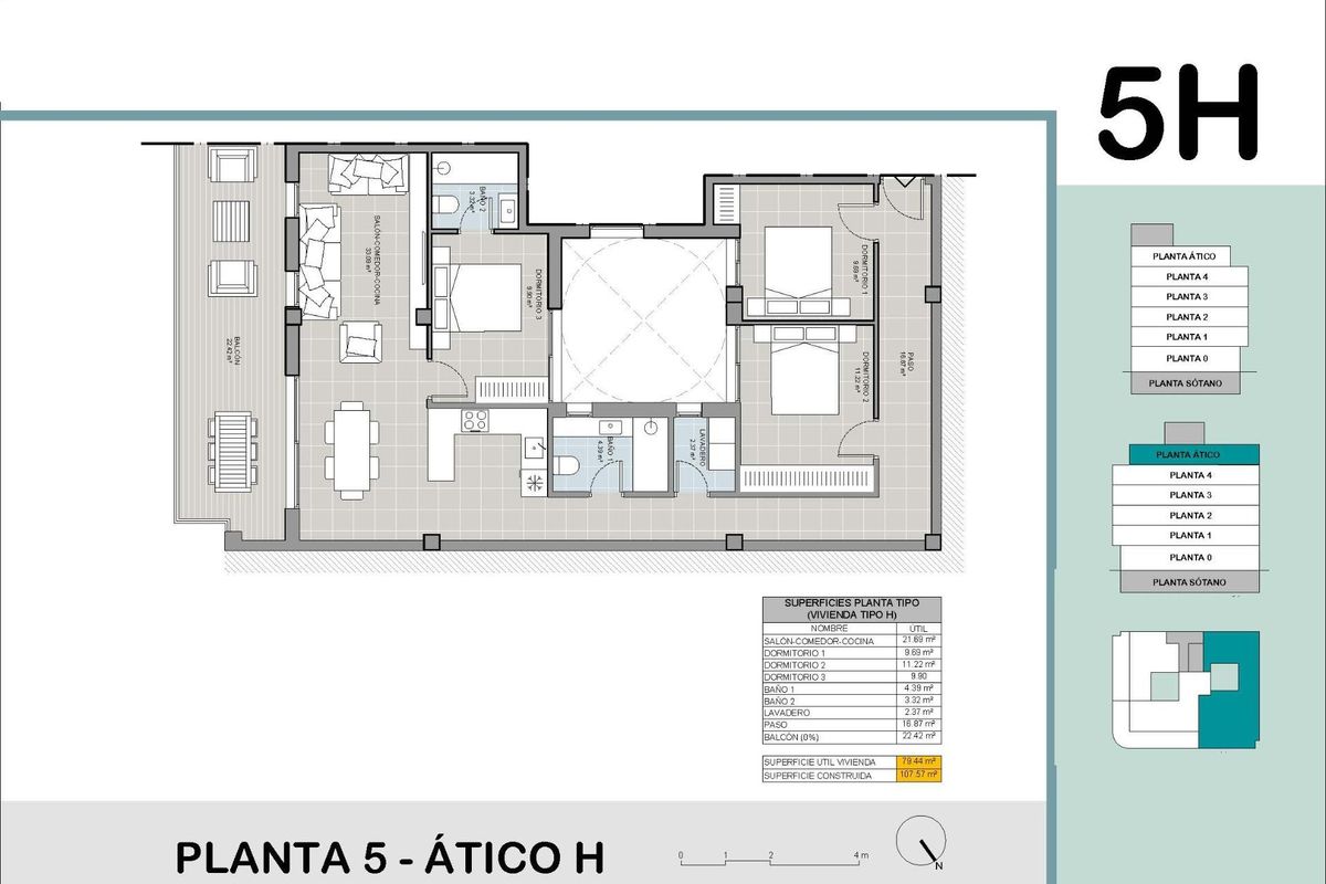 Plattegrond van een penthouse in Torrevieja, met 3 slaapkamers, een woonkamer en een keuken.