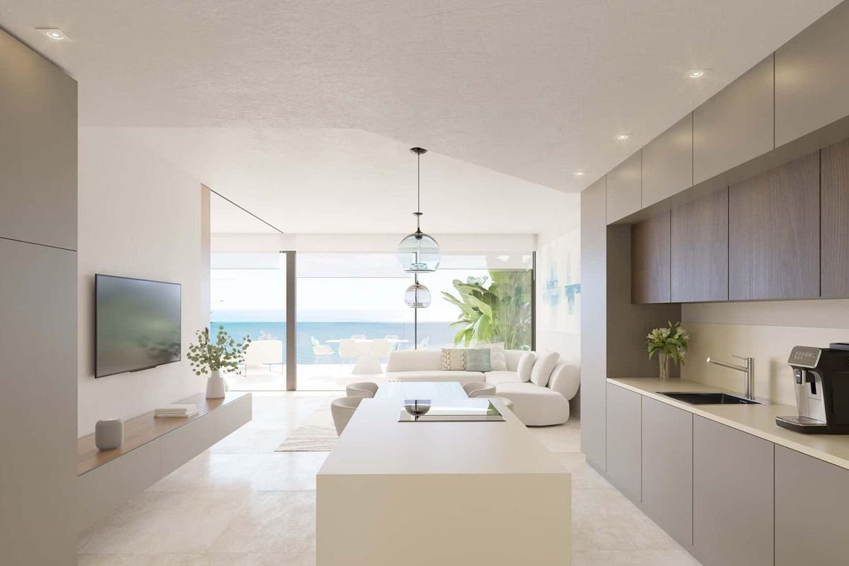 Moderne keuken in een penthouse met stijlvolle kasten en uitzicht op zee in Fuengirola, Costa del Sol.