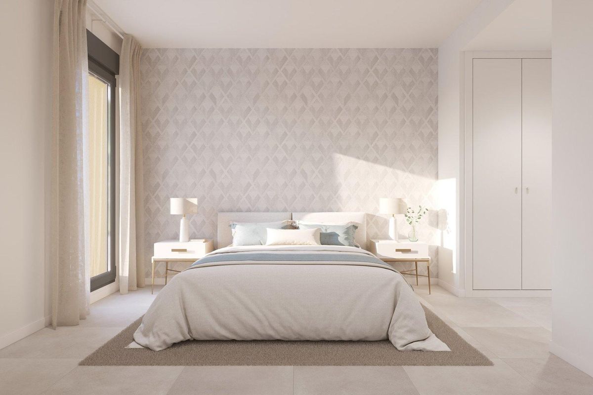 Stijlvolle slaapkamer in een 3-slaapkamer penthouse in Mijas, Costa del Sol, met elegante decoraties en veel natuurlijk licht.