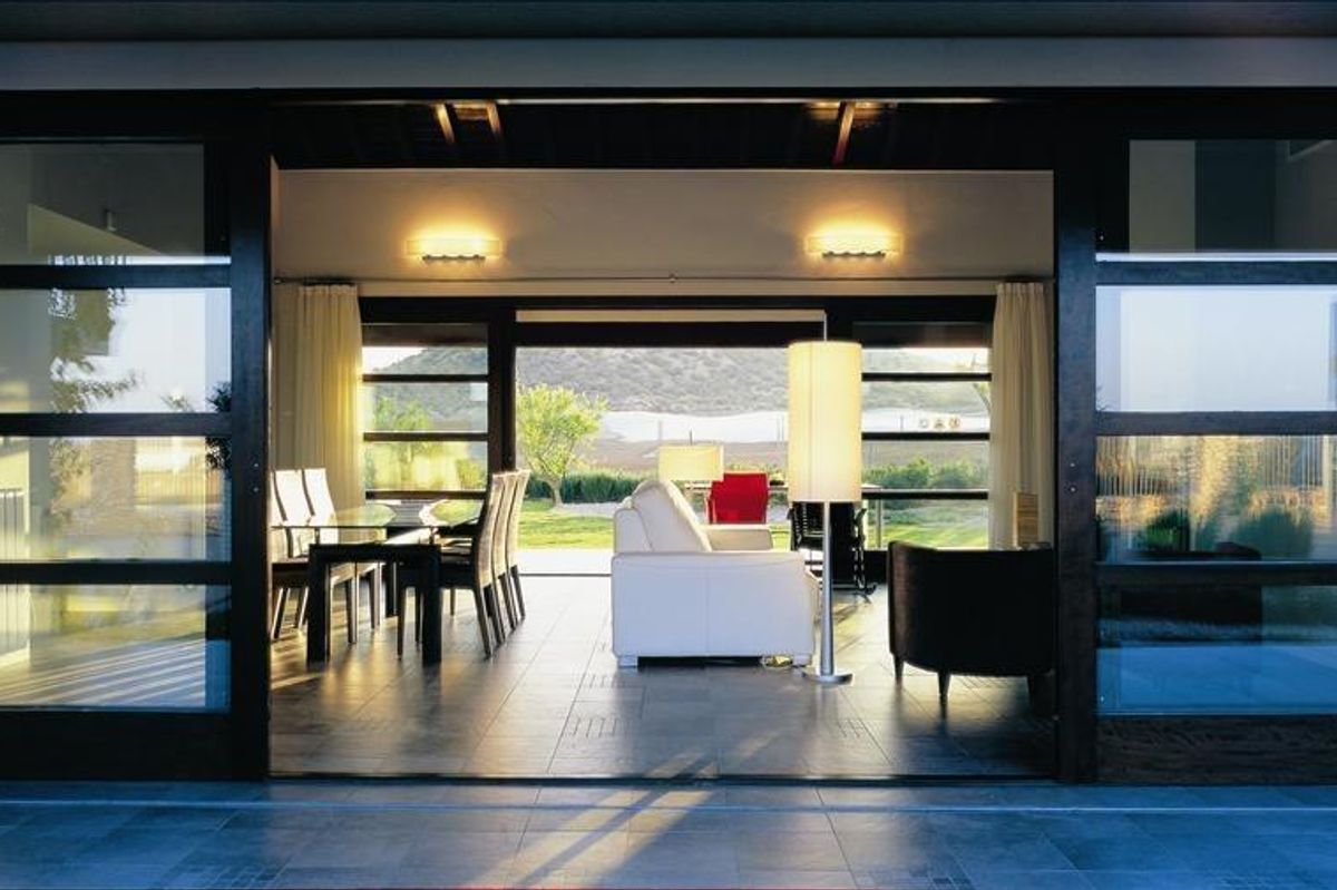 Heldere woonkamer van een villa in Sucina, Spanje, met grote ramen die een prachtig uitzicht bieden.