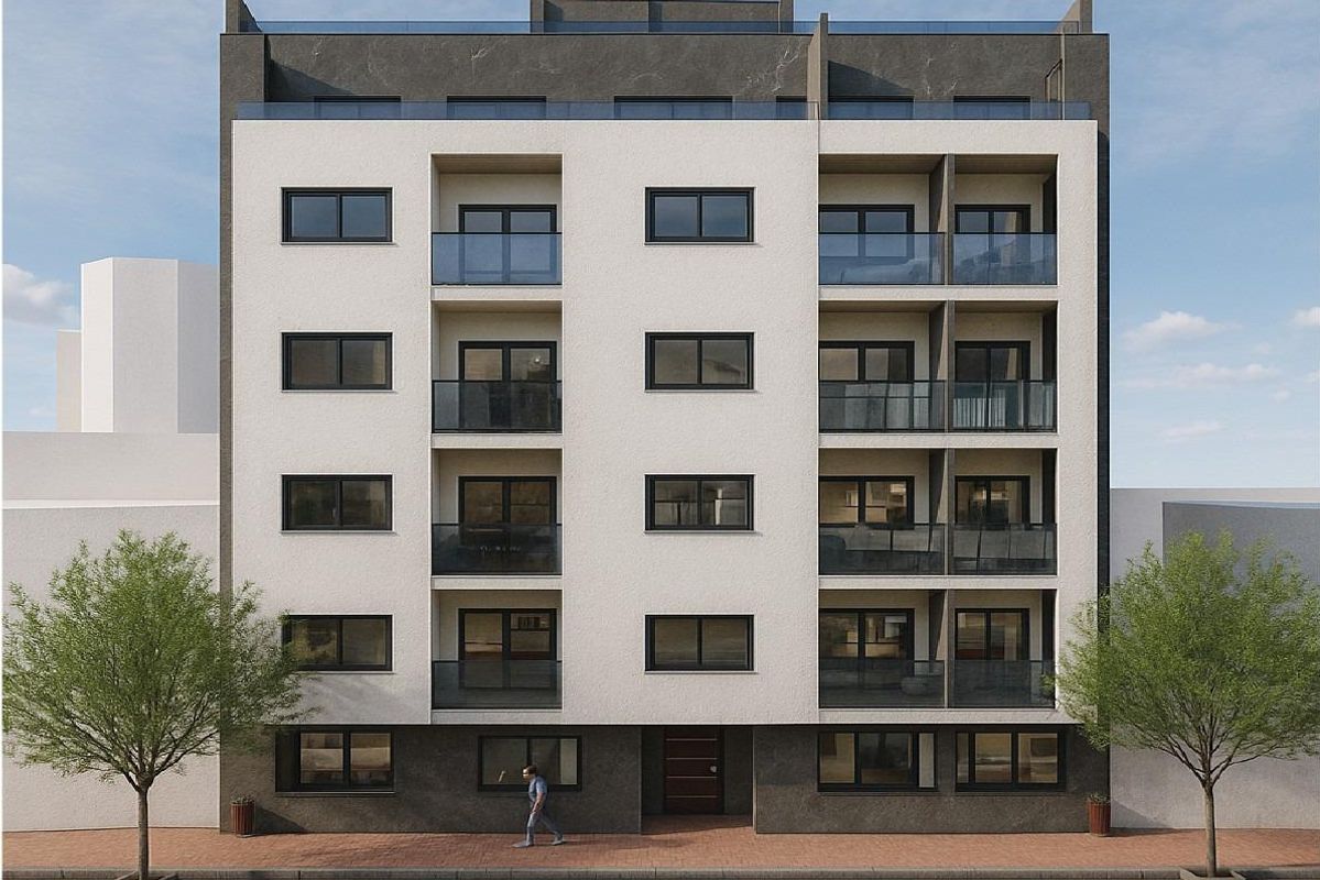 Moderne buitenaanzicht van een gebouw met vier verdiepingen in Torrevieja, Costa Blanca Zuid.