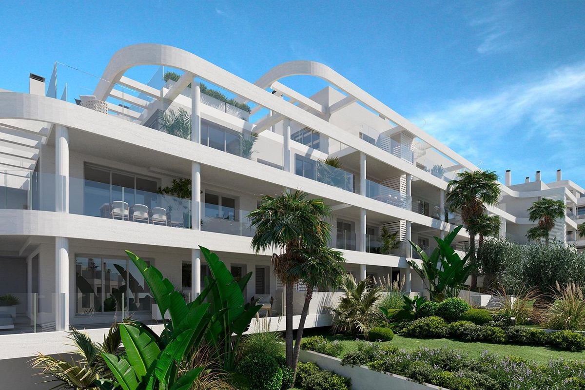 Modern town house buitenkant met mooie landschapsarchitectuur in Estepona, Costa del Sol, ideaal voor buitenleven.