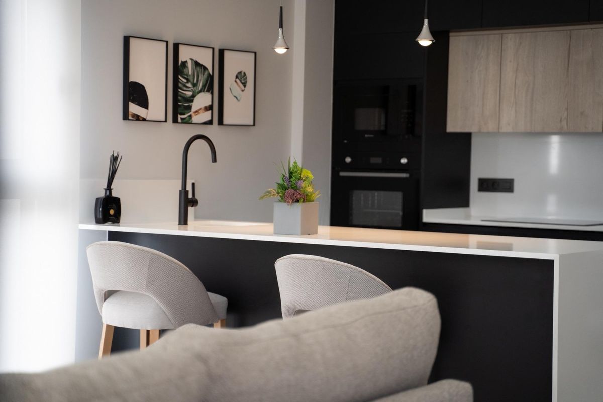 Moderne keukenbar met chique decor en functionele apparaten in een townhouse in Orihuela Costa.