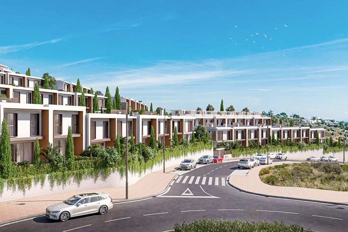 Schilderachtig buitenaanzicht van een modern woningcomplex op een heuvel in Mijas, Costa del Sol.
