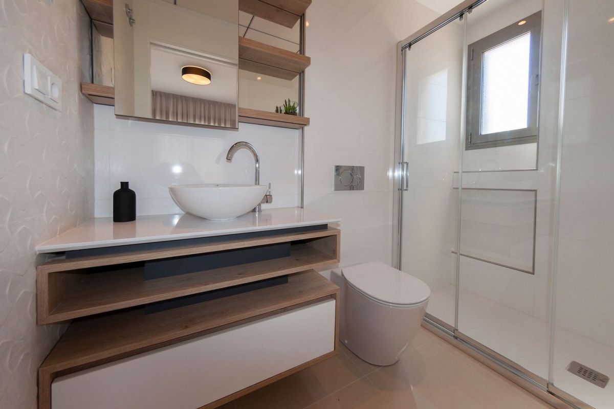 Stijlvolle badkamer in een 3-slaapkamer villa, met een moderne douche en wastafel in Los Alcazares, Costa Calida.