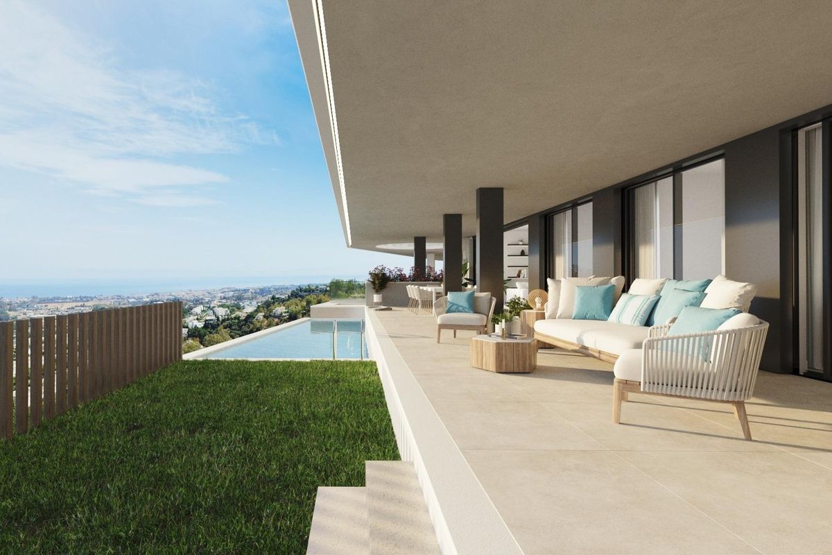 Stijlvol terras met een infinity pool en panoramisch uitzicht in Benahavís, Costa del Sol.