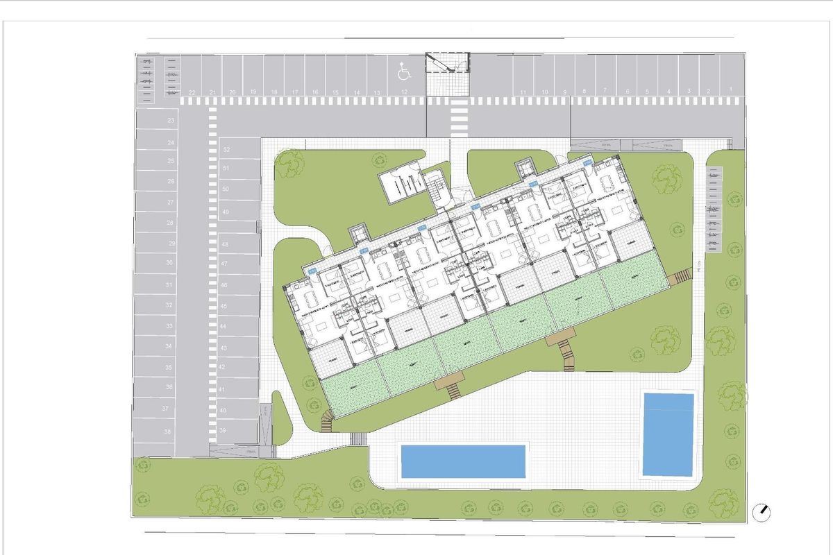 Situatieplan van de penthouseontwikkeling met parkeerplaatsen, tuinen en zwembaden, gelegen in Villajoyosa, Costa Blanca.