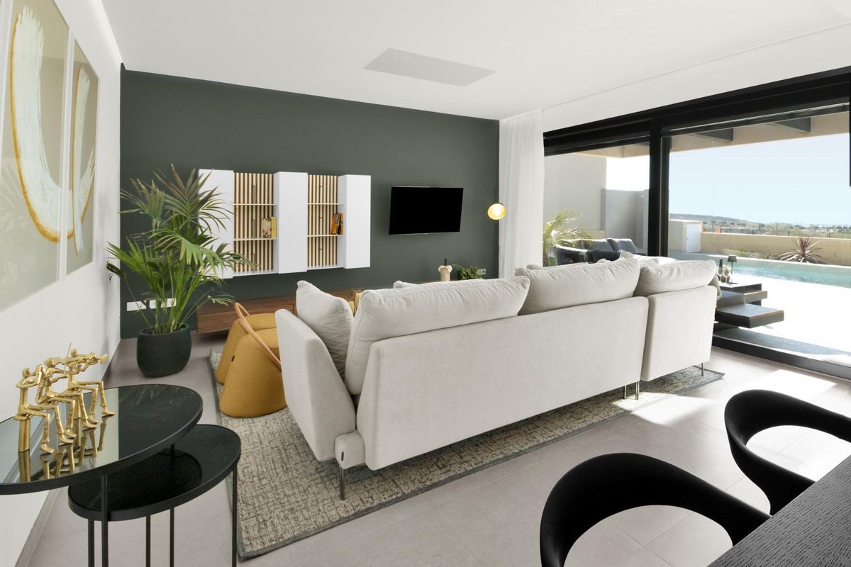 Moderne woonkamer met grote ramen en stijlvolle meubels in de villa in Baños y Mendigo.