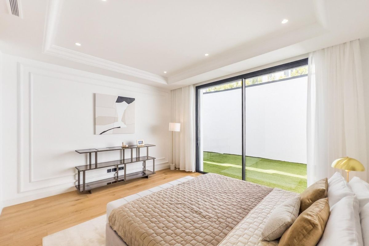 Luxe badkamer in villa in Marbella, met moderne inrichting en hoogwaardige armaturen.