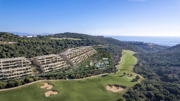 Luchtfoto van nieuwe appartementen in San Roque, Costa del Sol, met moderne architectuur en weelderige landschappen.