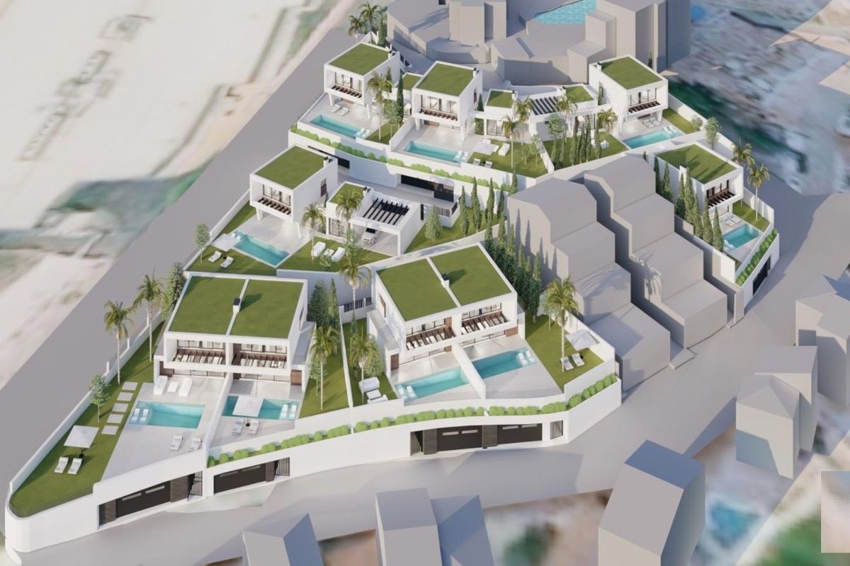 Overzicht van een luxe villacomplex in Nerja met meerdere 3-slaapkamer villa's omgeven door groen en zwembaden.