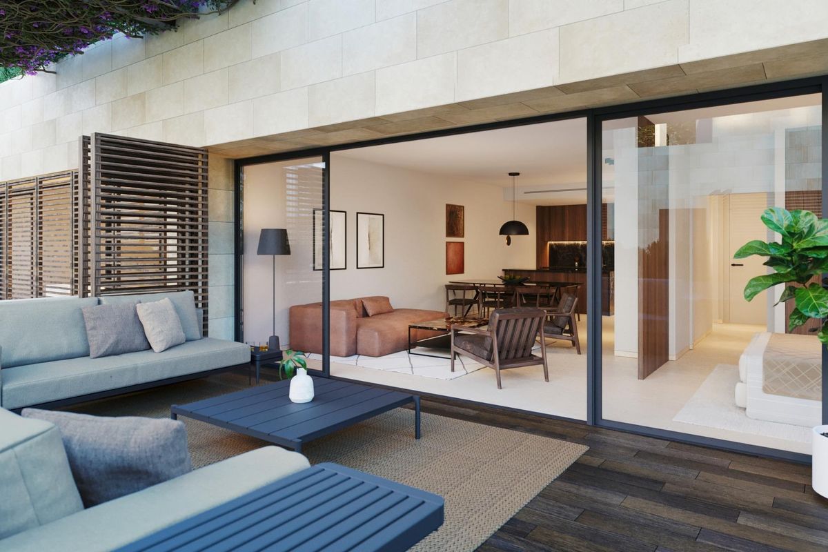 Buiten terras met stijlvolle zitgelegenheid, met uitzicht op de woonruimte in Estepona, Costa del Sol.