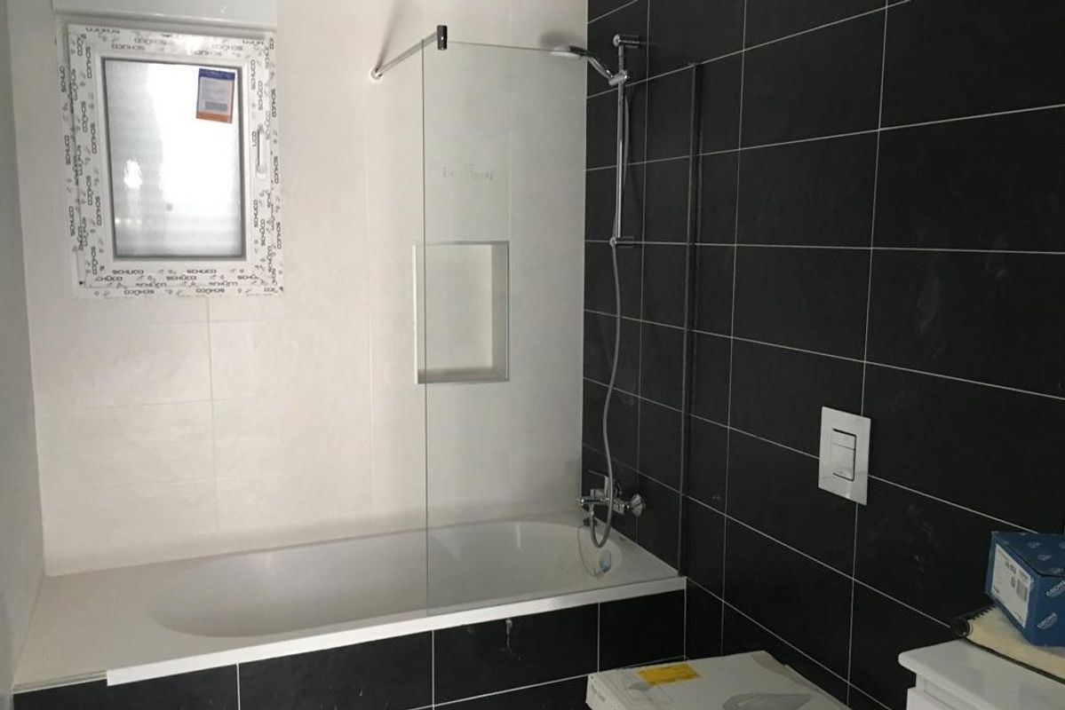 Heldere badkamer met een bad en natuurlijk licht in de 3-slaapkamer villa in Pinoso, Costa Blanca Zuid.