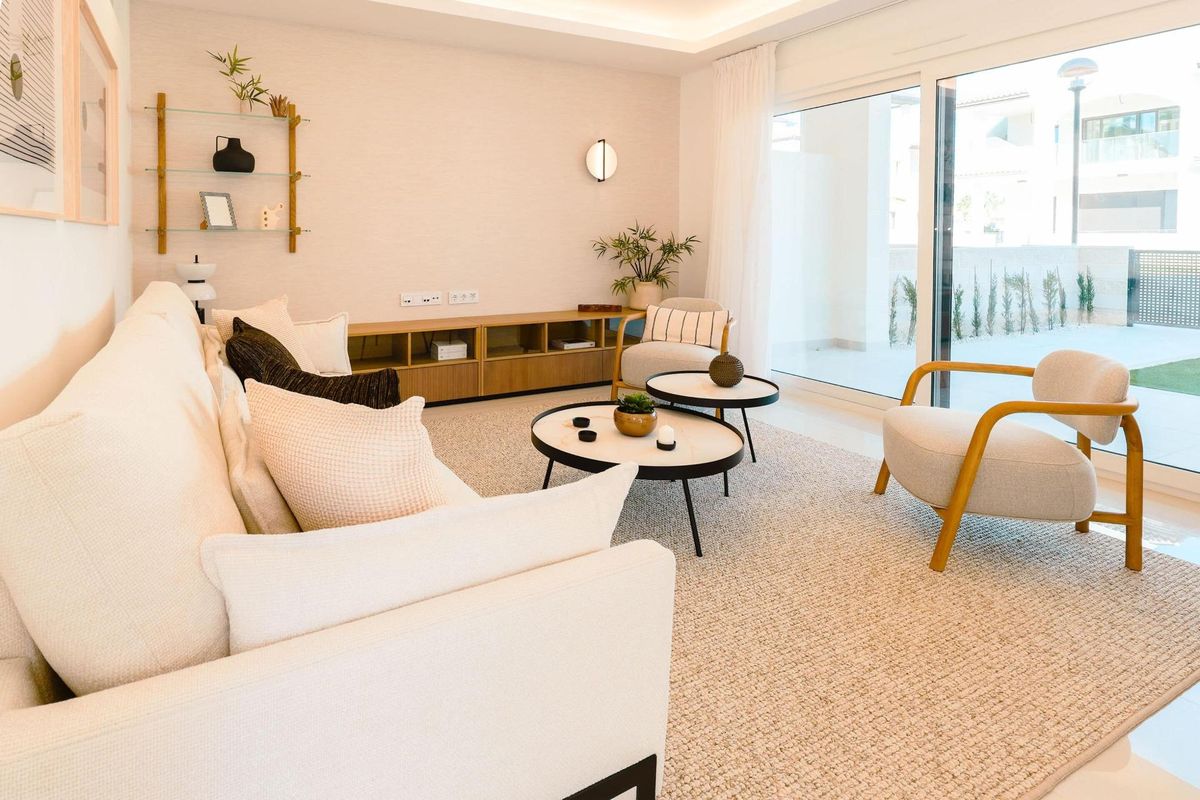 Heldere en luchtige woonkamer in het Rojales appartement met gezellige zitplaatsen en decoratieve elementen.