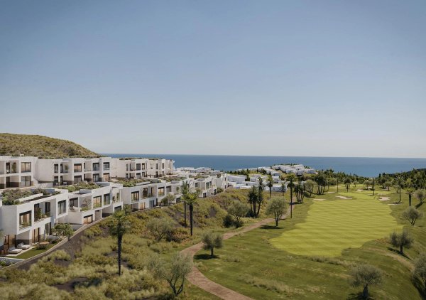 Scenisch uitzicht op moderne appartementen nabij Mojacar, met uitzicht op groene velden en de zee.