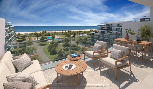 Ruime terras met uitzicht op de oceaan bij een 2-slaapkamer appartement in Almerimar, Costa de Almeria.