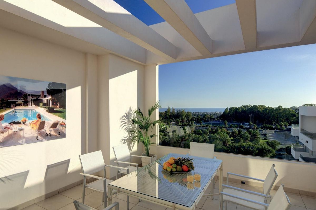 Penthouse terras met eetruimte en prachtig uitzicht over Marbella, Costa del Sol.