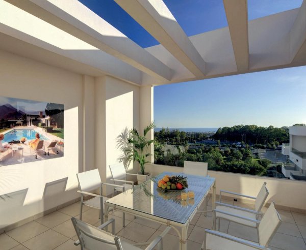 Penthouse terras met eetruimte en prachtig uitzicht over Marbella, Costa del Sol.