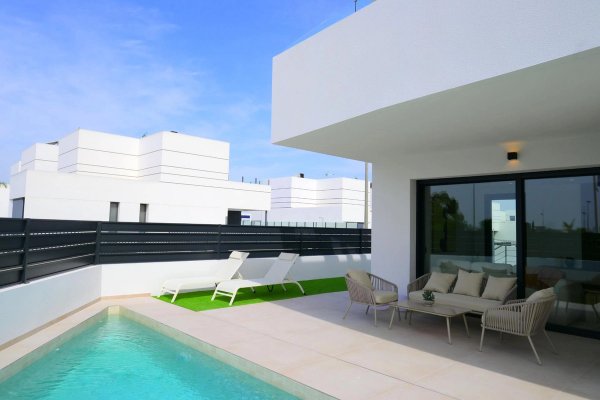 Moderne terras met zwembad en zitje bij een 3-slaapkamer townhouse in Dolores, Costa Blanca Zuid, Spanje.