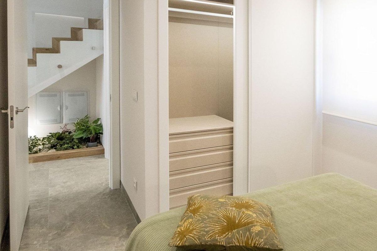 Goed ontworpen slaapkamer met kastruimte en moderne elementen, onderdeel van een 3-slaapkamer villa in Pilar de La Horadada.