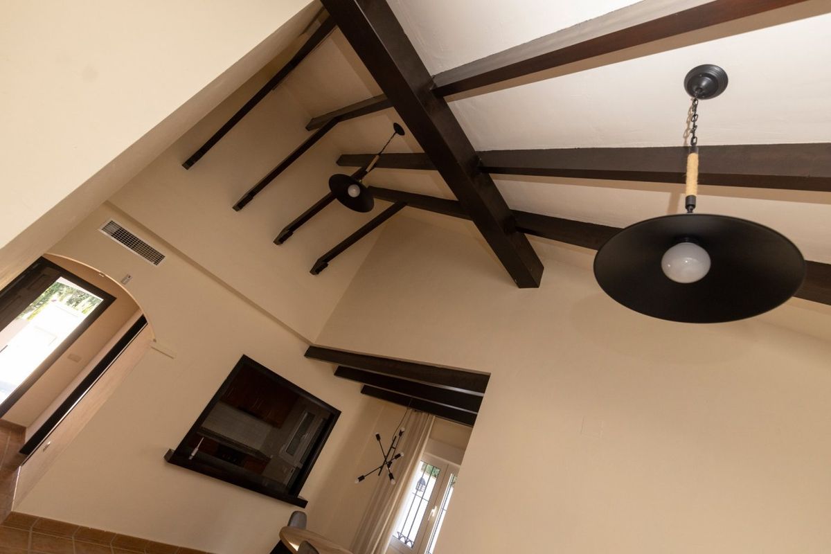 Stijlvolle plafondbalken in de eetruimte van de villa, die het ruime ontwerp in Fuente Álamo, Spanje, tonen.