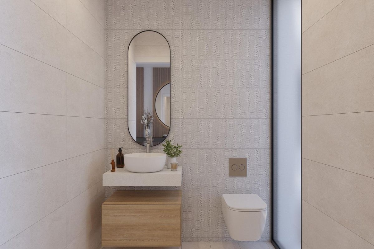 Moderne badkamer met wastafel en spiegel, met neutrale tinten in een 3-slaapkamer villa in Fuente Álamo, Spanje.