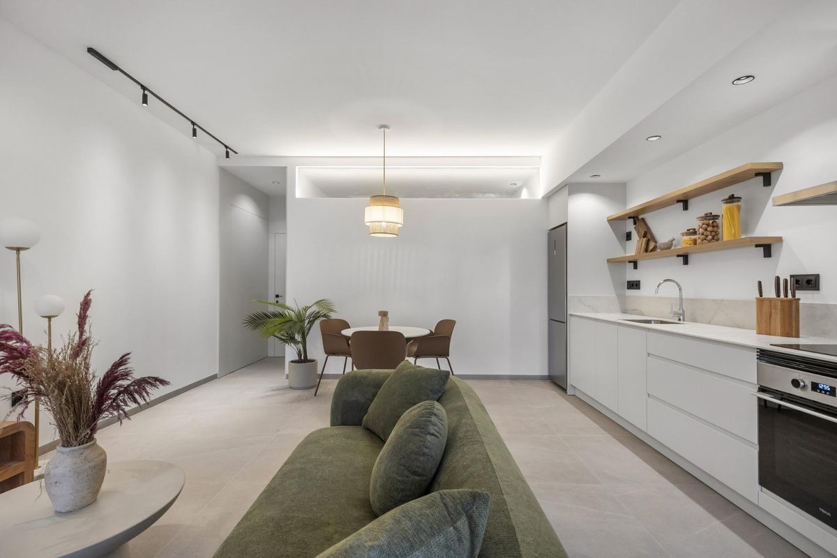 Heldere woonkamer met gezellige zitplaatsen en een eettafel in een gelijkvloers 1-slaapkamerappartement, Torrevieja.