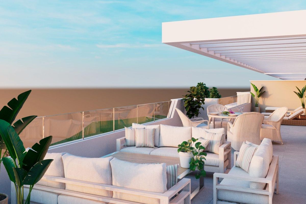 Stijlvol terras met zitgelegenheid en groen in een luxe penthouse in Mijas met uitzicht op de Costa del Sol.