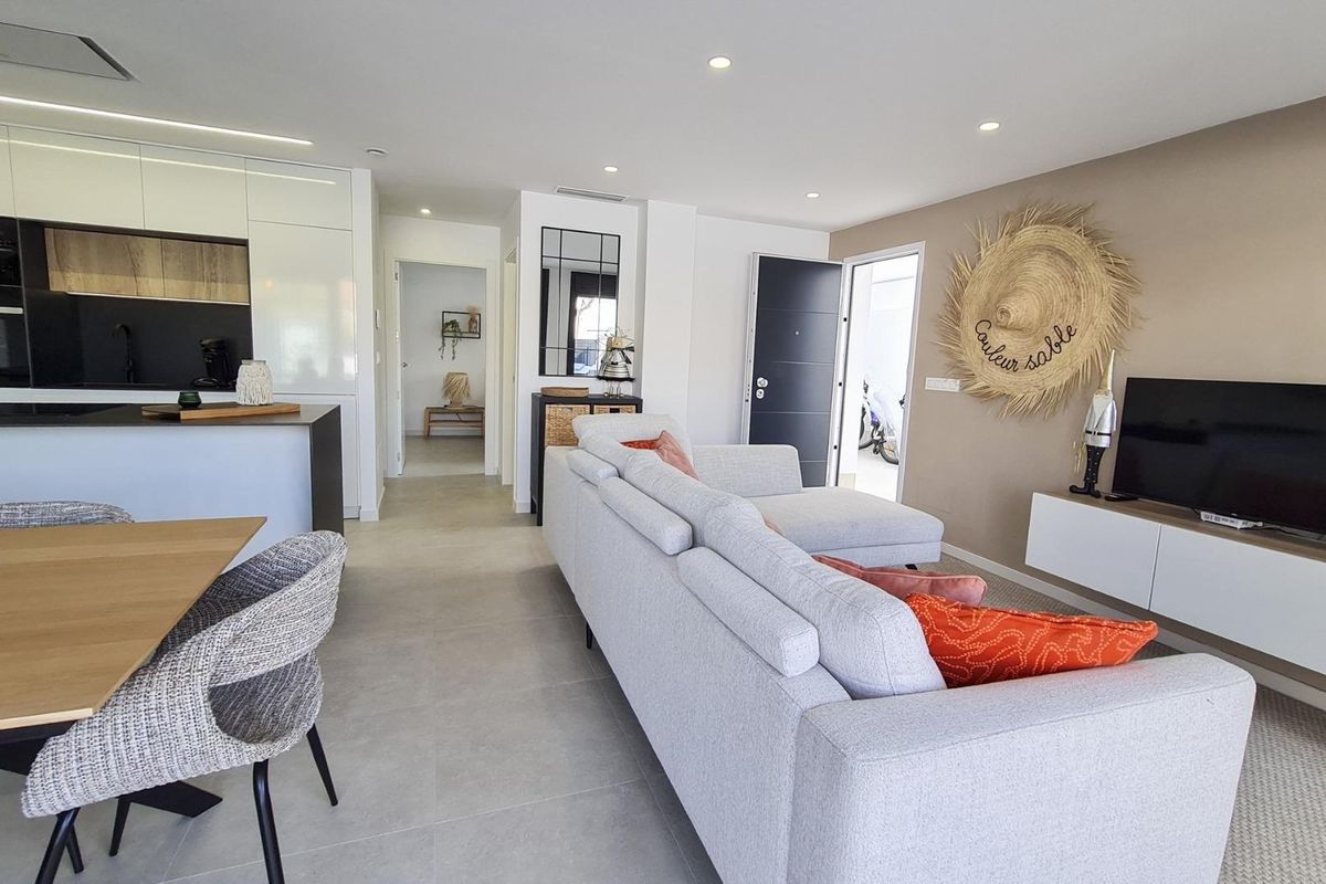 Woonruimte met moderne meubels en TV in een rijtjeshuis, gelegen in San Pedro del Pinatar, Costa Calida, Spanje.