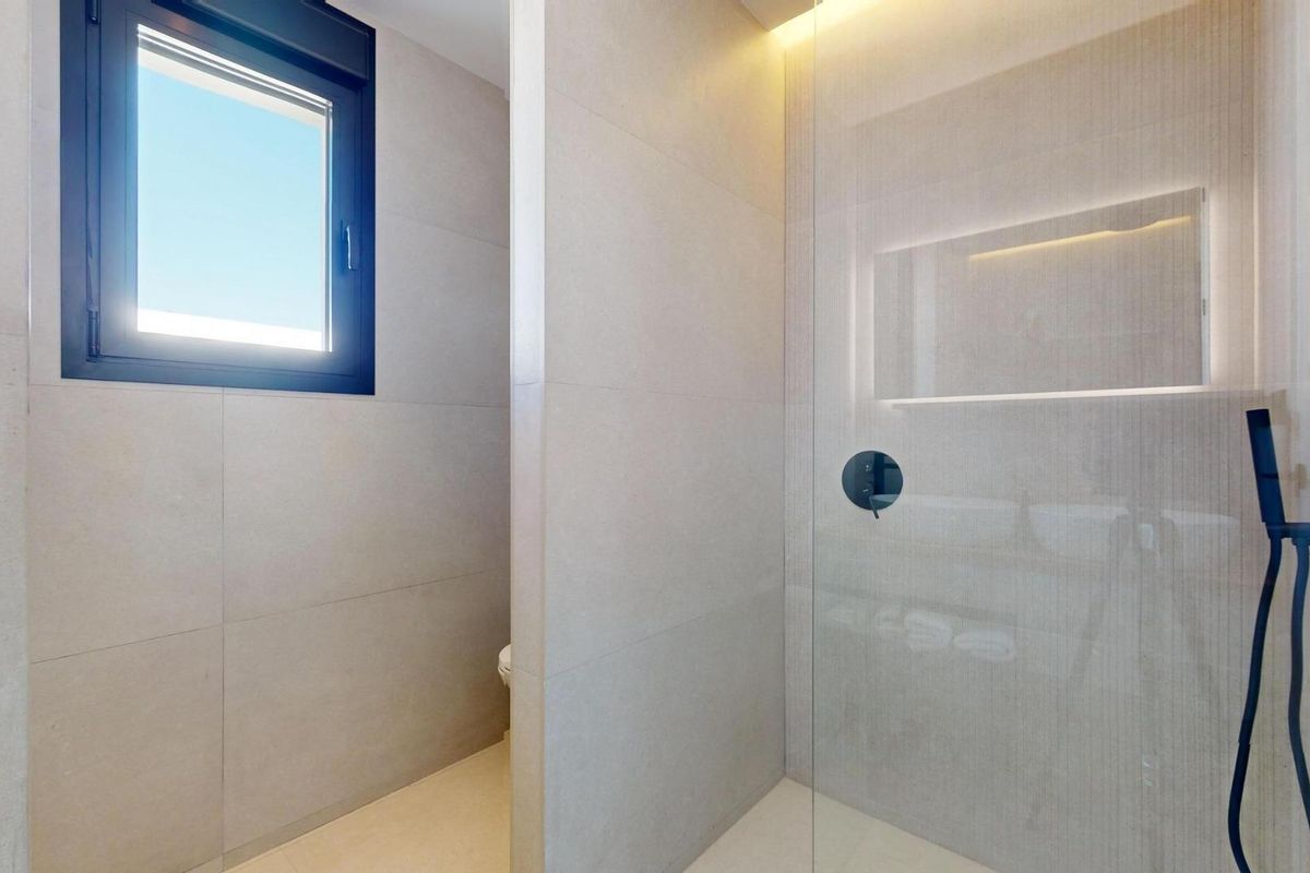 Eigentijdse doucheruimte in de badkamer van een villa met 3 slaapkamers in Polop, Costa Blanca Noord, met natuurlijk licht.