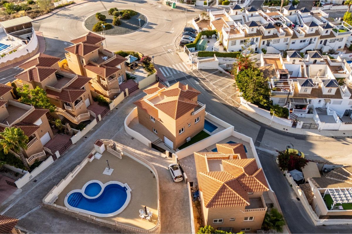 Luchtperspectief van de 4-slaapkamer villa in Rojales, met de omringende straten en eigendommen.