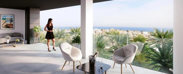Ruim terras met zeezicht bij een 3-slaapkamer penthouse in Torrevieja, Costa Blanca Zuid.