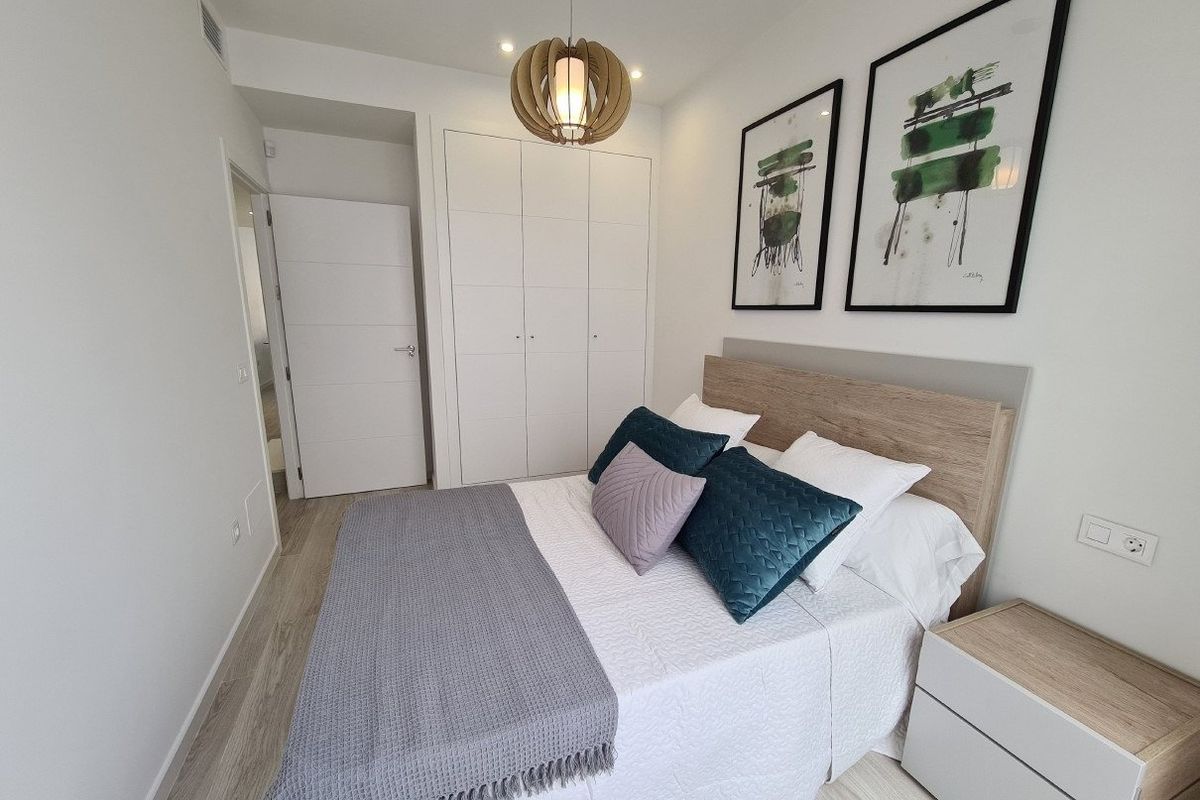 Gezellige master slaapkamer in de townhouse in Avileses, compleet met kunst en ingebouwde opbergruimte.