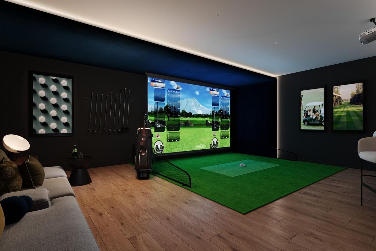 Stijlvolle golf simulator ruimte in een 2-slaapkamer penthouse in Casares, Costa del Sol, perfect voor recreatie.