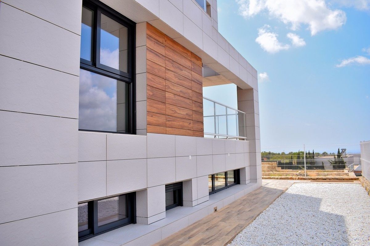 Close-up van de stijlvolle gevelpanelen van de villa in Finestrat, Costa Blanca.