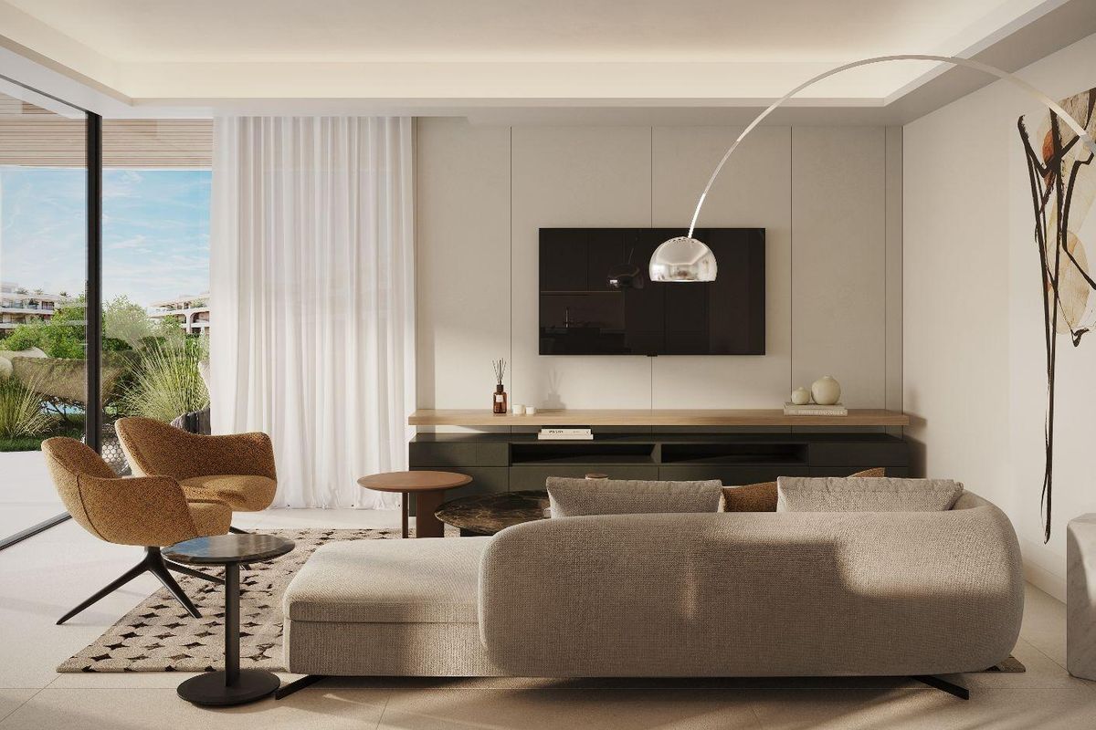 Hedendaagse woonruimte met stijlvolle inrichting in een begane grond appartement in Estepona.