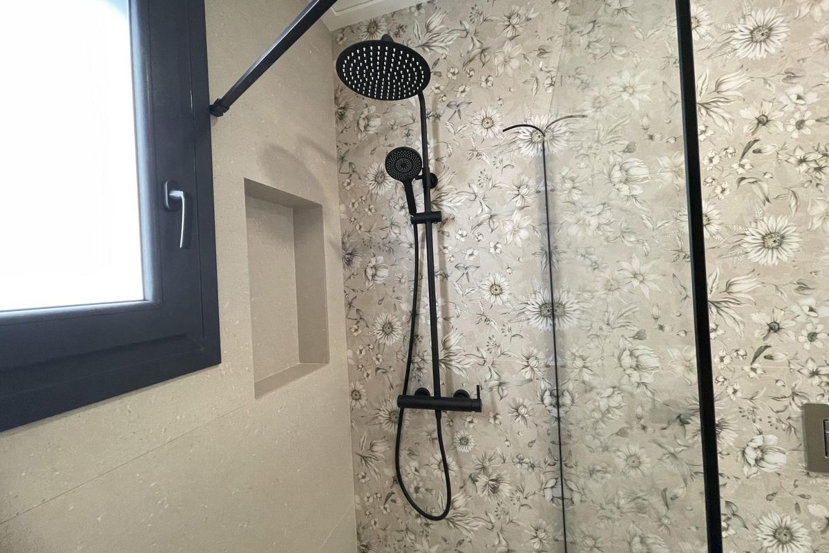 Close-up van moderne douche-armaturen in de badkamer van de villa in Almoradi, Spanje.