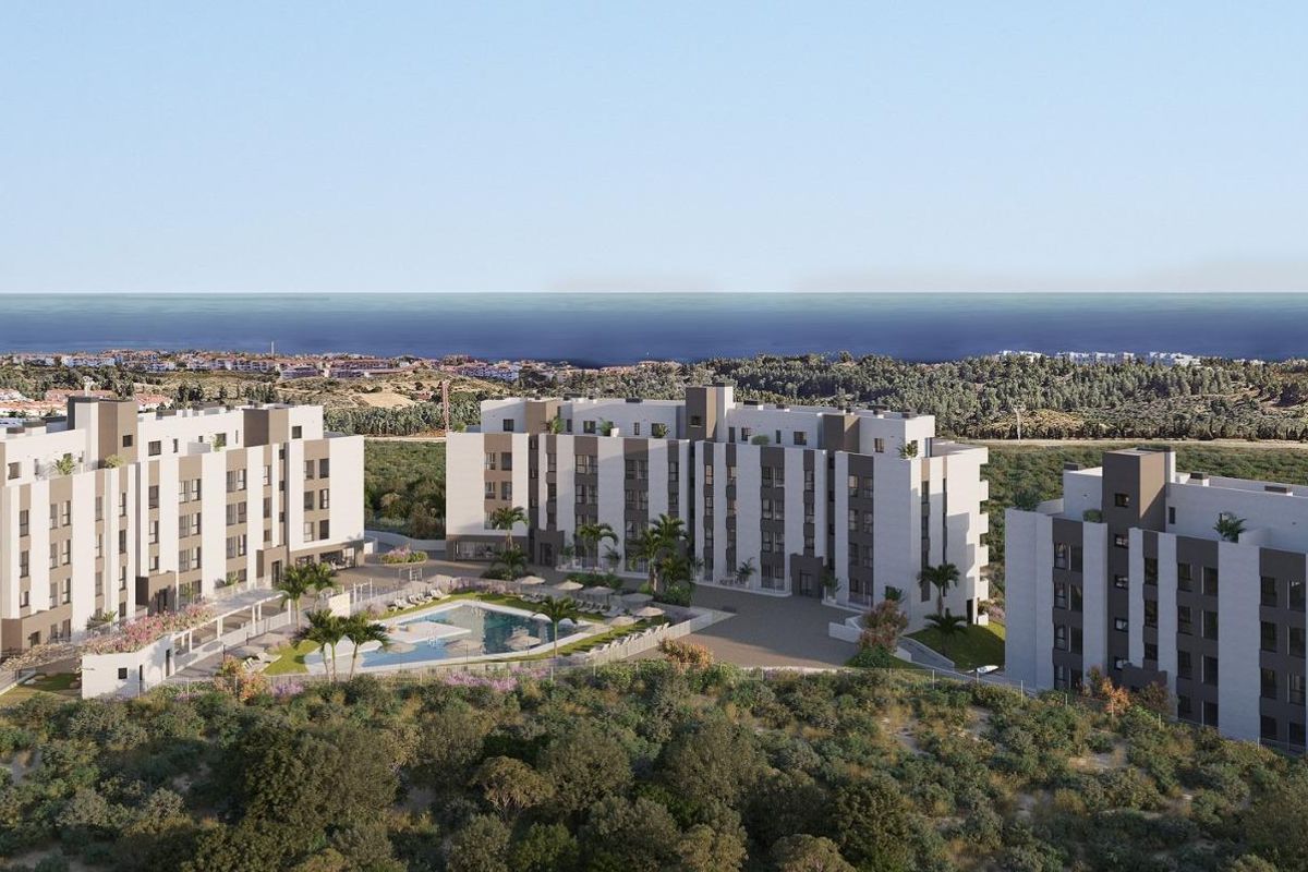 Panoramisch uitzicht op het moderne appartementcomplex en groen in Mijas, Costa del Sol, met de oceaan op de achtergrond.