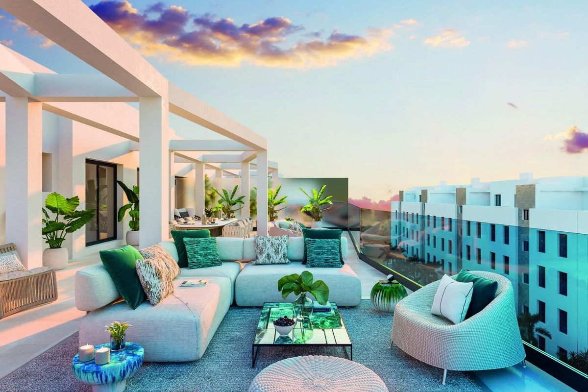 Ruime terras met moderne meubels en planten, perfect om te ontspannen in Mijas, Costa del Sol.