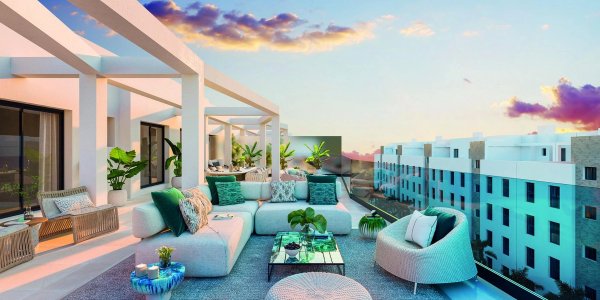 Ruimtelijk terras met modern meubilair en planten, met uitzicht op gebouwen in Mijas, Costa del Sol duplex.