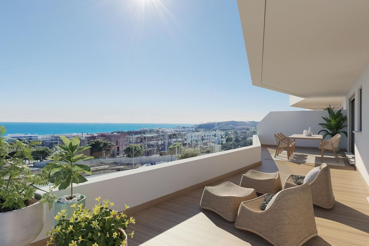 Penthouse terras met prachtig uitzicht op Estepona en de Middellandse Zee, met modern buitenmeubilair.