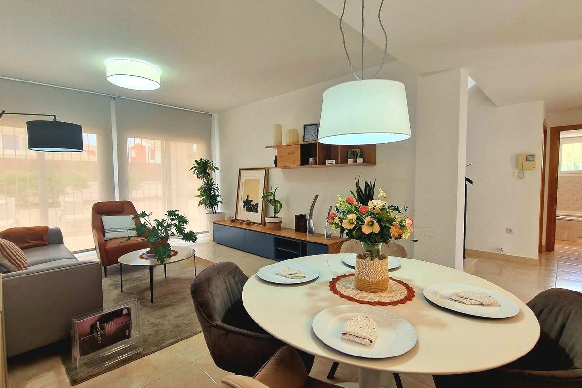 Stijlvolle woonruimte van de villa in Lorca, met moderne meubels, een dinerset en veel zonlicht.