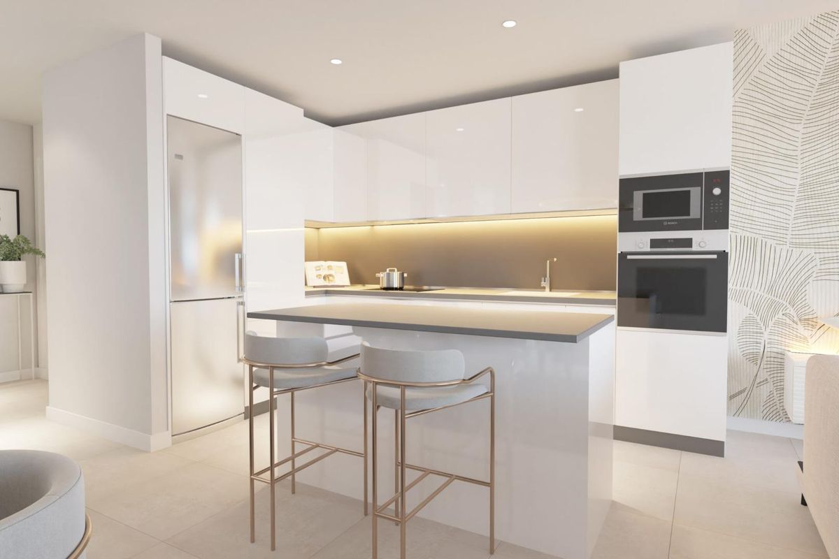 Contemporary keuken in een gelijkvloers appartement in Estepona, met strak afgewerkte kasten en apparatuur.